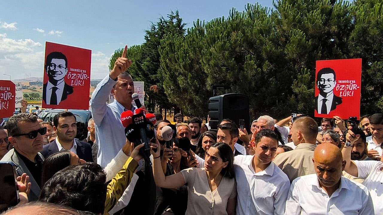 Özgür Özel, Silivri’de konuştu: Bu haksız rejime meydan okuyoruz!