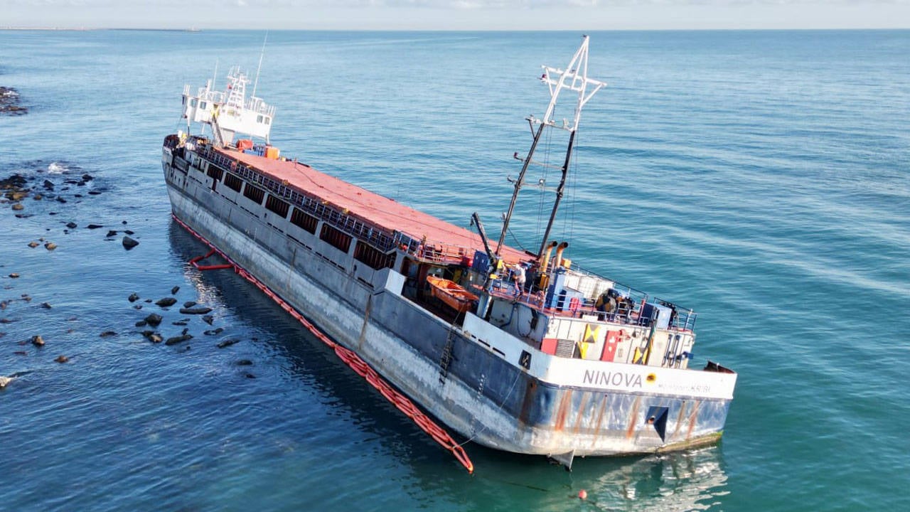 Karaya oturan kuru yük gemisi yük boşaltıyor
