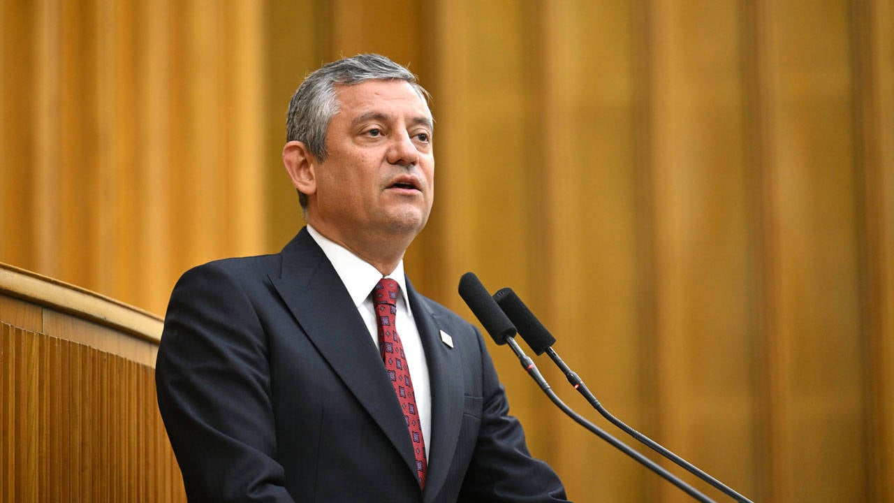 Özgür Özel grup toplantısında konuşuyor