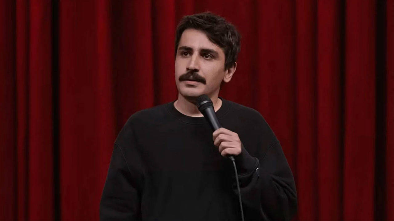 Deniz Göktaş dışarı çıkmayı beklemedi, içeriden mizah yapmaya başladı bile