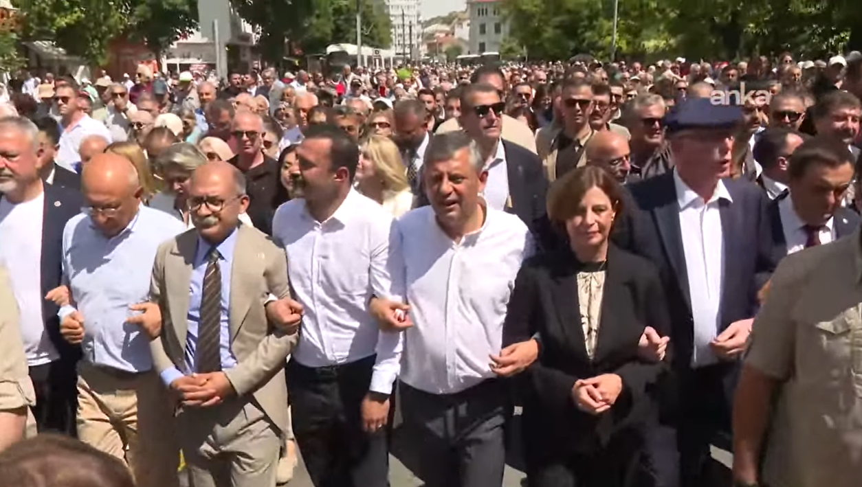CHP lideri Özel Eskişehir’de sokağa çıktı, on binler arkasından yürüdü