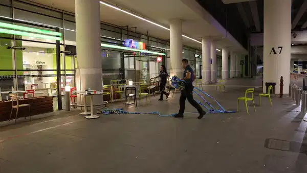 Havalimanında polise bıçaklı saldırı