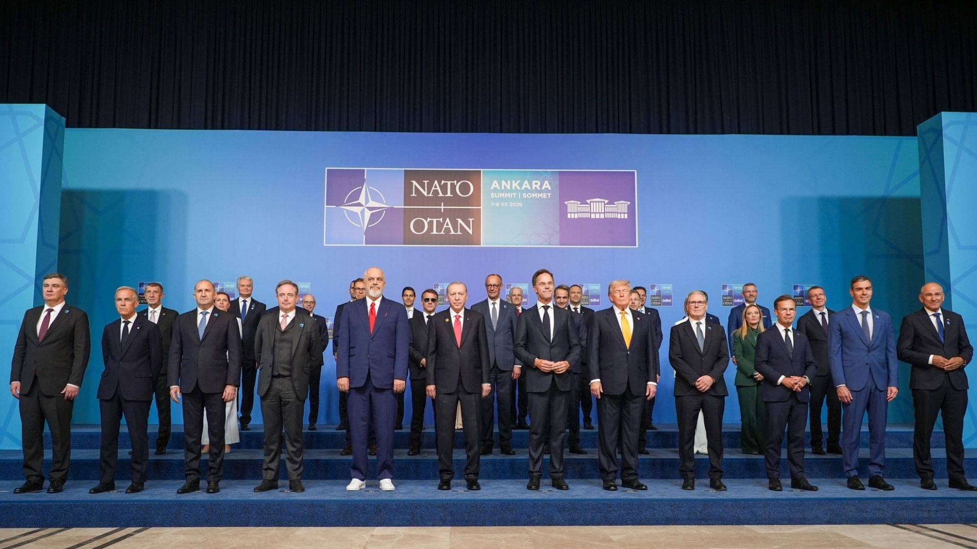 NATO aile fotoğrafı çekildi