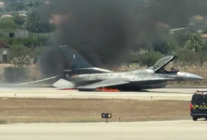 Yunan F-16’sı havada yandı, pilot acil iniş yaptı