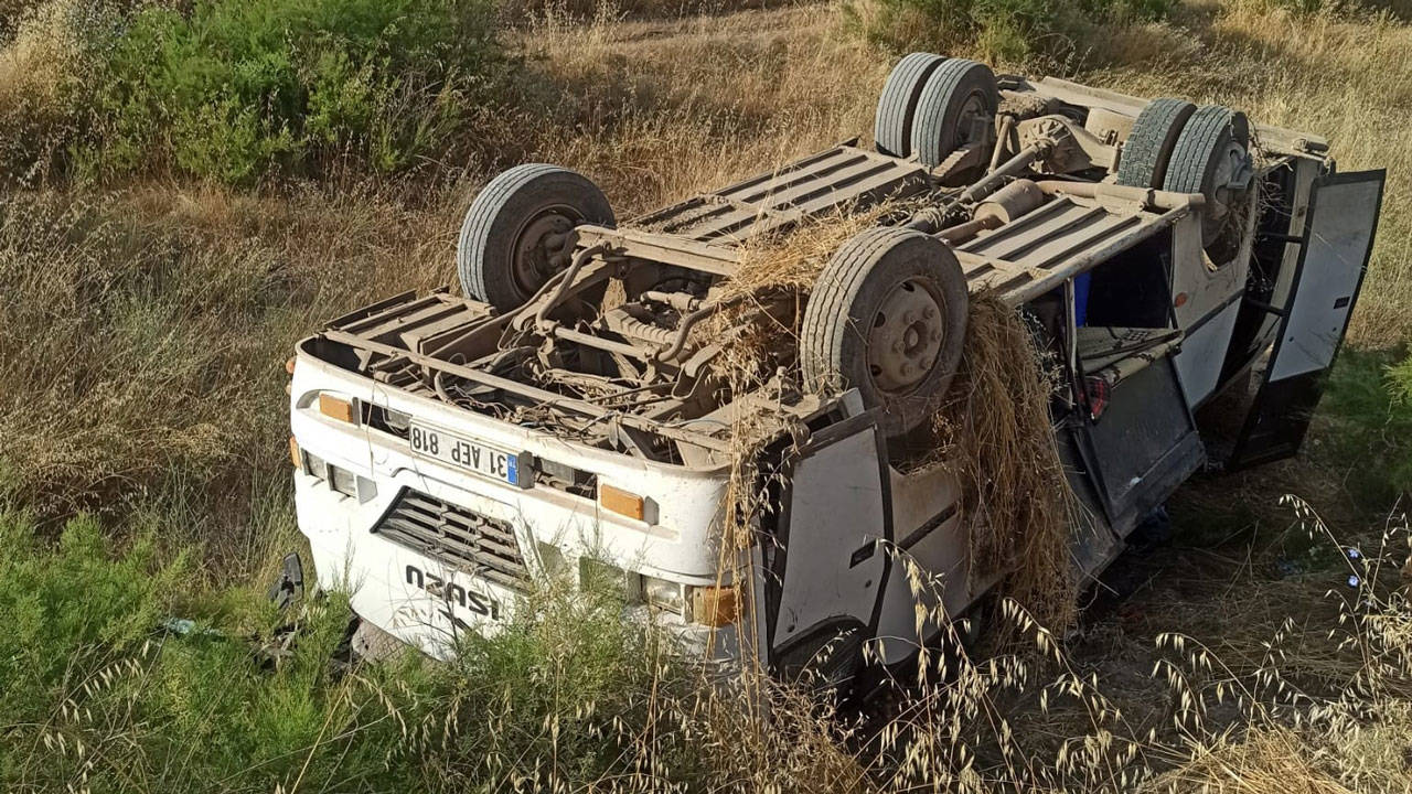 Tarım işçilerini taşıyan minibüs devrildi: 6’sı çocuk 16 yaralı