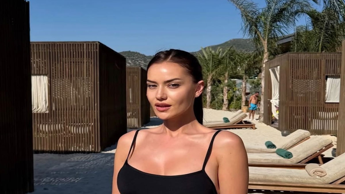Fahriye Evcen’in plajda