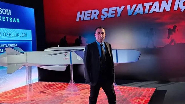 İki kolu yok, ağzıyla çizim yapıyor: Kaan’ı ve iki milli füzeyi Yusuf Akgün modelledi