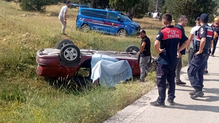 Otomobil şarampole devrildi: Bir kişi öldü, iki yaralı var