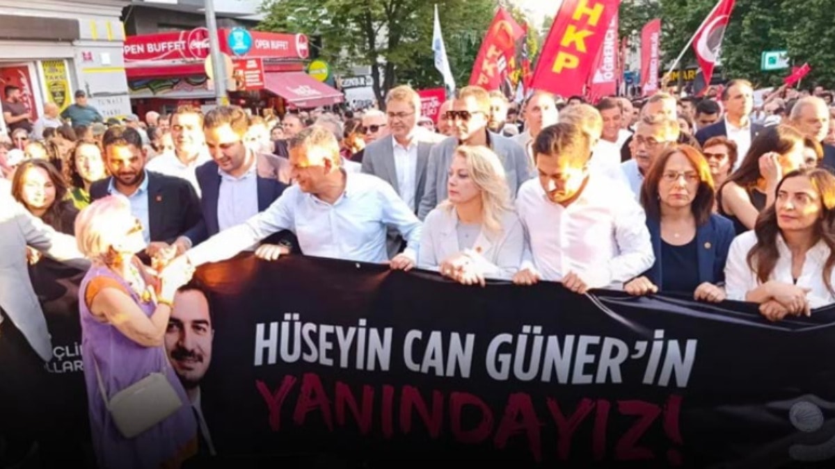 Özgür Özel onbinlerle Çankaya’ya yürüdü