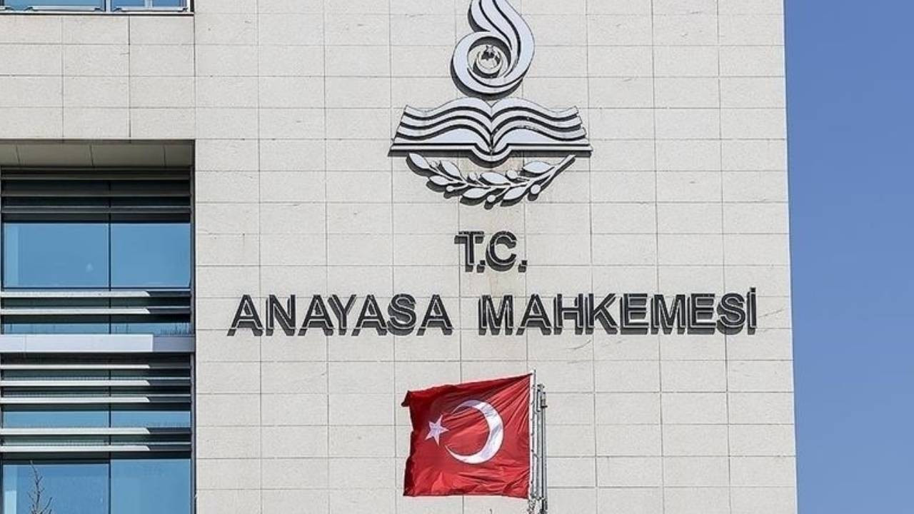 AYM onadı: Boşandığı eşiyle yaşayanın maaşı kesilecek