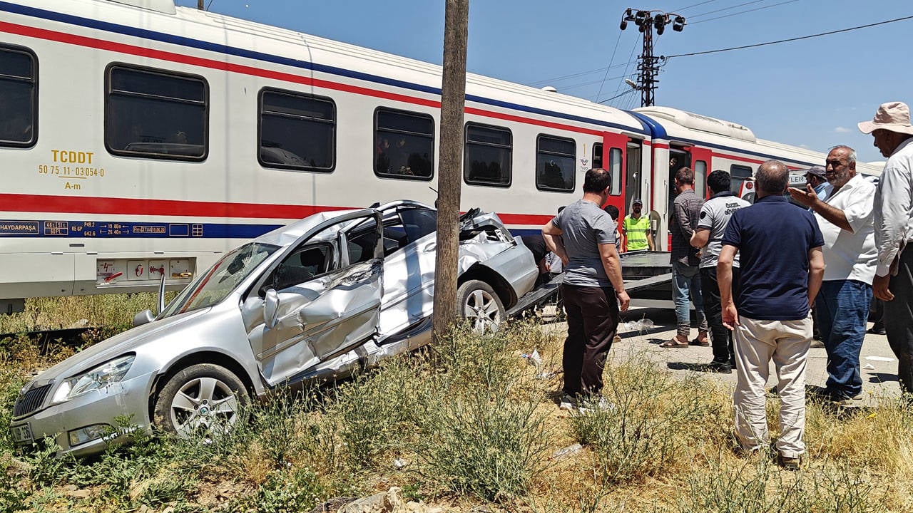 Yolcu treni otomobile çarptı: Üç kişi yaralandı