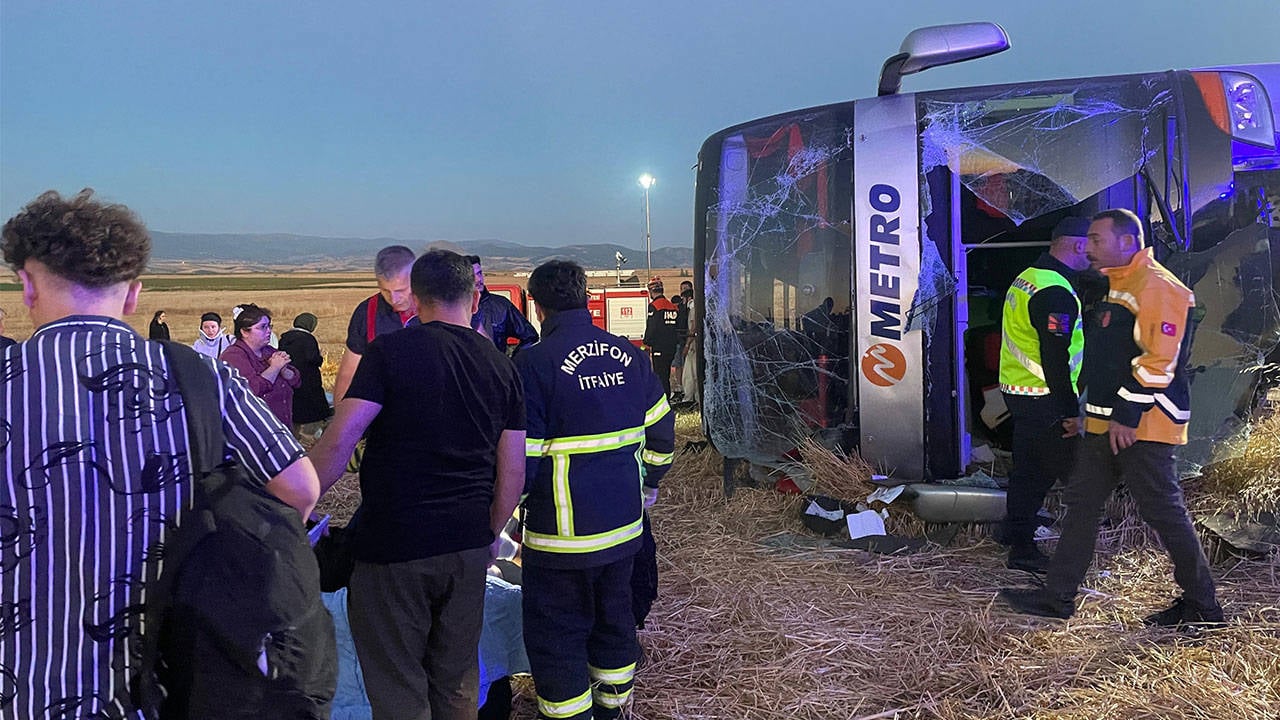 Yolcu otobüsü devrildi: 46 kişi yaralandı