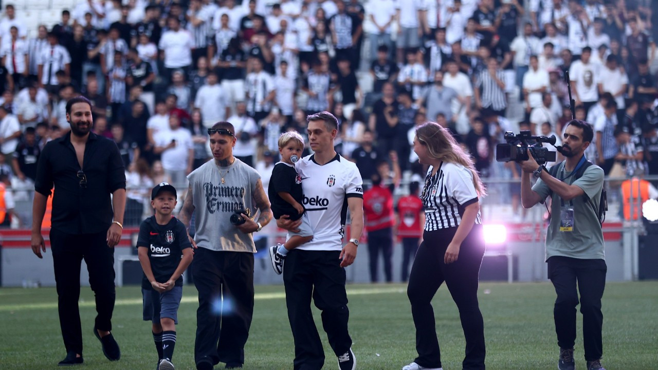 Beşiktaş Trossard’a 20 bin taraftarın önünde imzayı attırdı, taraftar Salah’ı da istedi