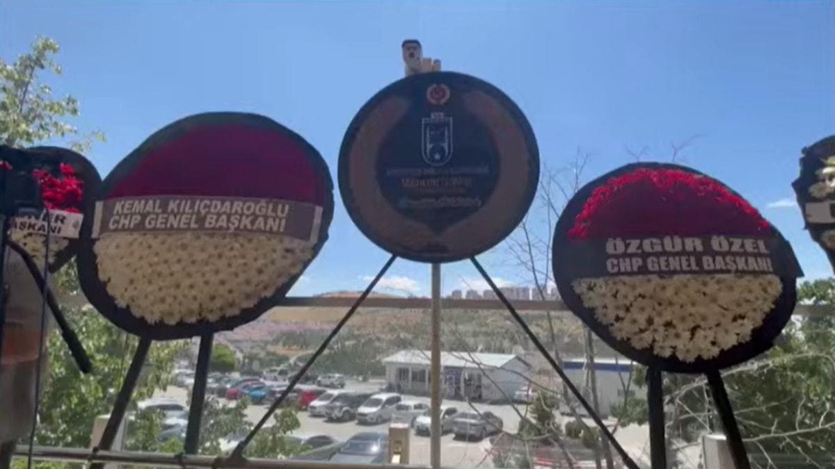Cenazede iki CHP Genel Başkanı ve iki başkan çelengi yan yana