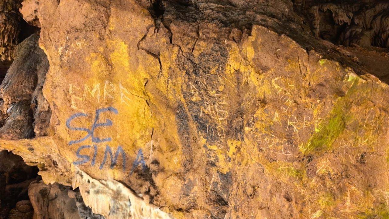 Üç milyon yıllık doğa harikasına sprey boya sıktılar