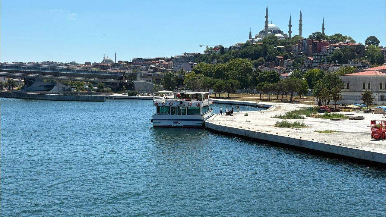 Haliç’te tur teknesi köprü ayağına çarptı: Denize düşen denizci aranıyor