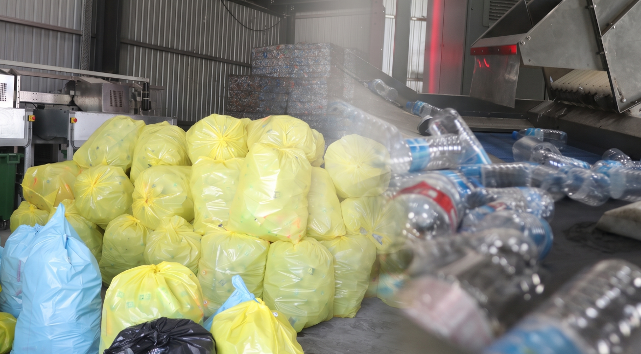 Çuvallarla götürülenlerin hepsi geri döndü: Meğer o şişeler para etmiyormuş