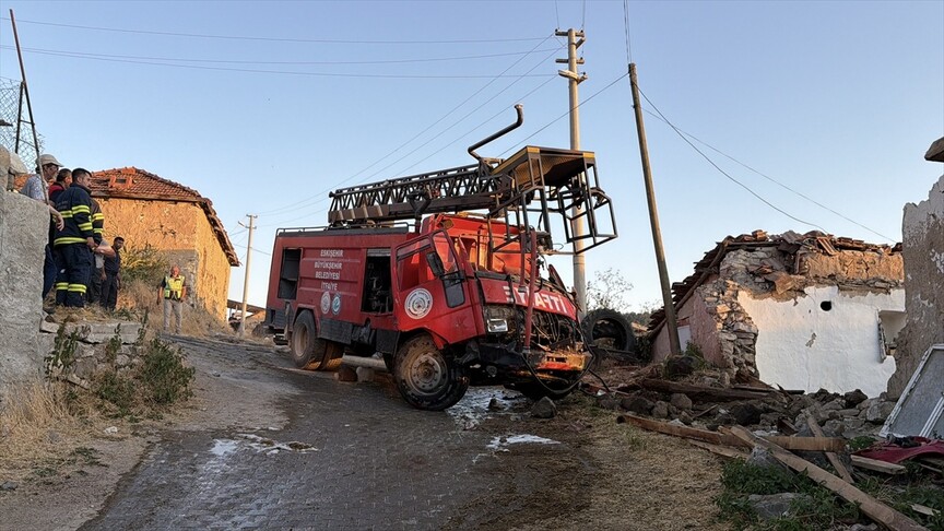 İtfaiye aracı evin duvarına çarptı: Üç kişi yaralandı