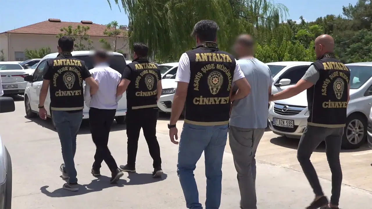 Eşini öldürdü, sesini taklit edip bankadan para çekti, otomobilini sattı