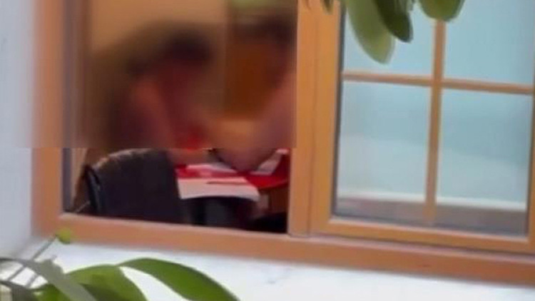 Rehabilitasyon merkezinde şiddet: Öğretmenin dayağını baba görüntüledi