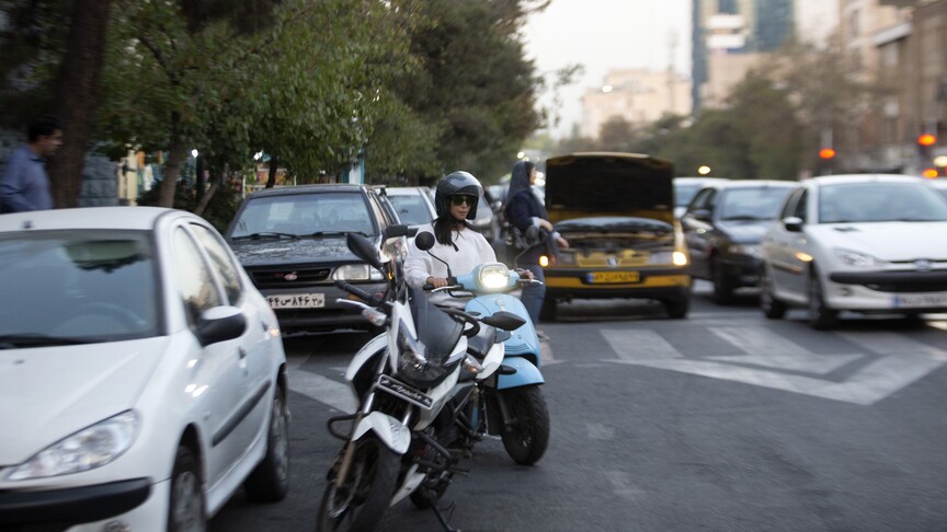 Sevinsinler mi: İran’da kadınlara motosiklet ehliyeti verilecek