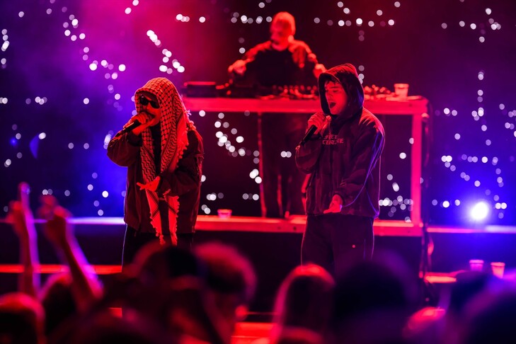 Kneecap konserinde “Filistin’e Özgürlük” mesajı