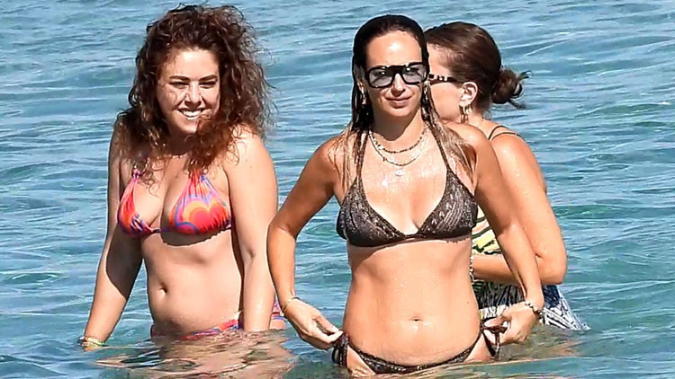 Çeşme’de kız kıza plaj eğlencesi