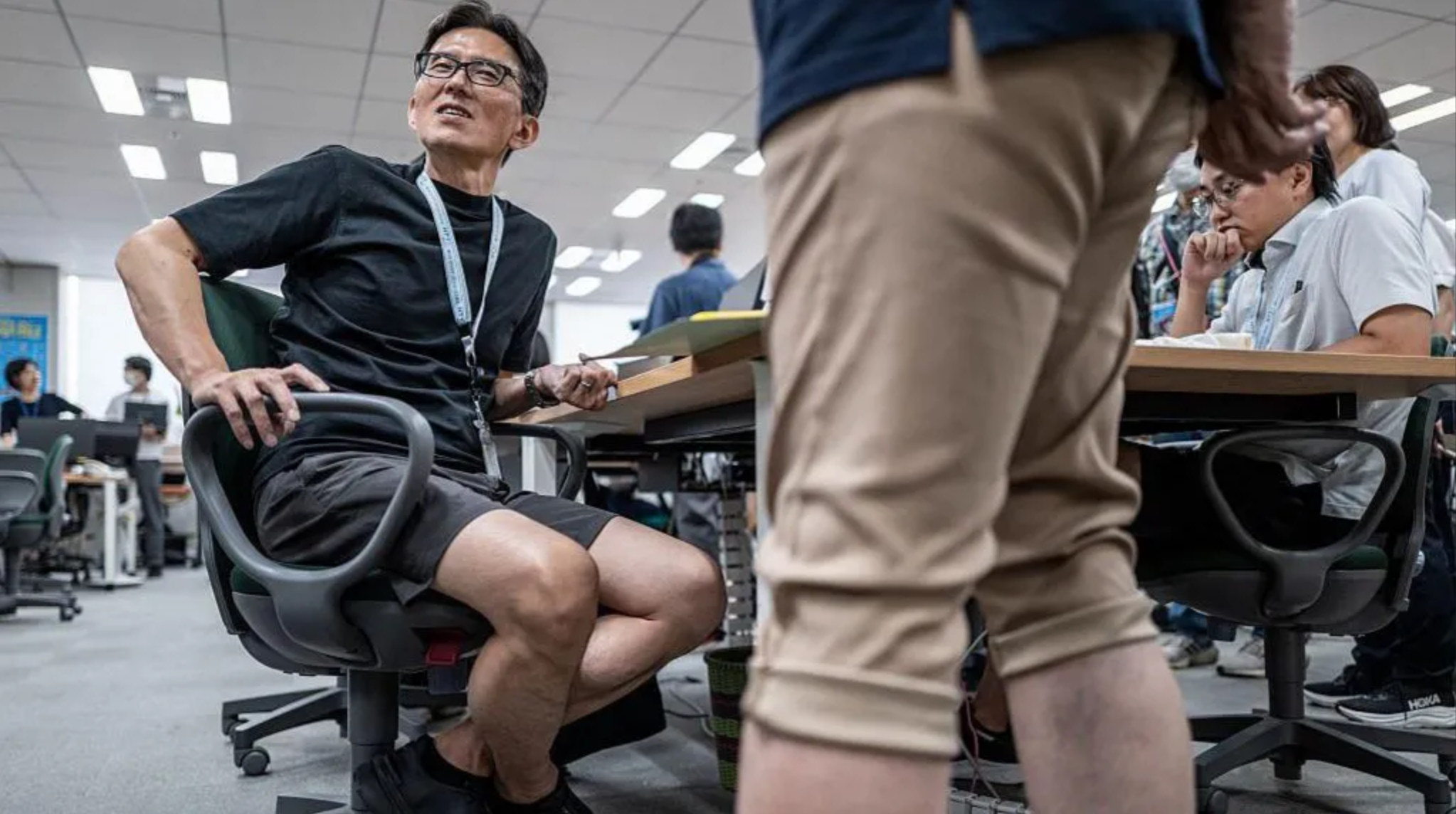 Japonya’da erkeklere ‘şort serbest’ oldu, kadınlar isyan etti: ‘Bacak kılı tacizdir’
