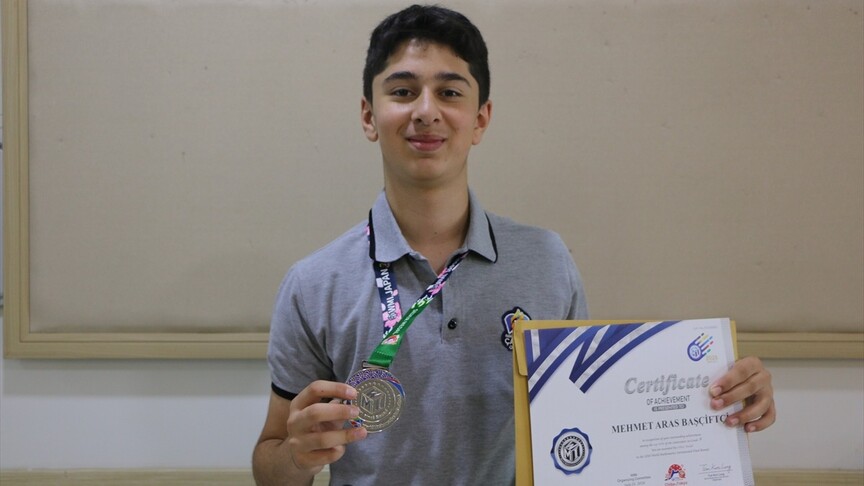 Atlas ve Aras matematik finalinden altın ve gümüş madalyayla döndü