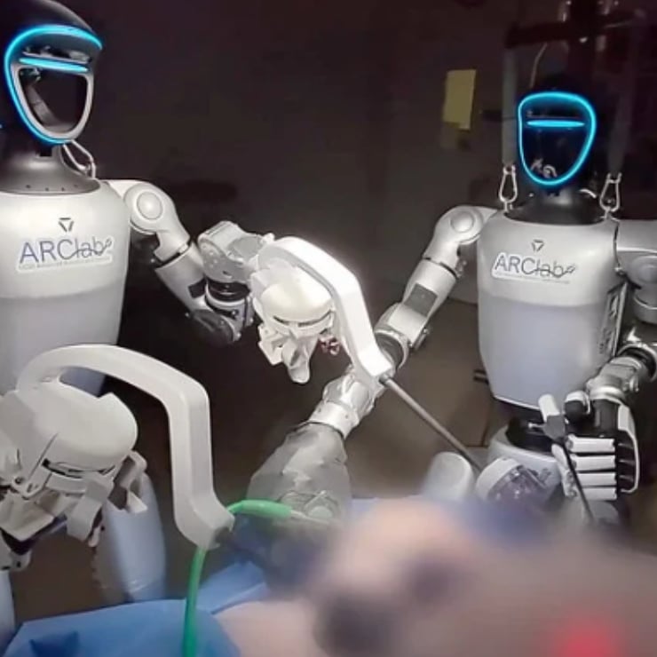 İnsansı robotlar ameliyat provasını canlı hayvanla yaptı