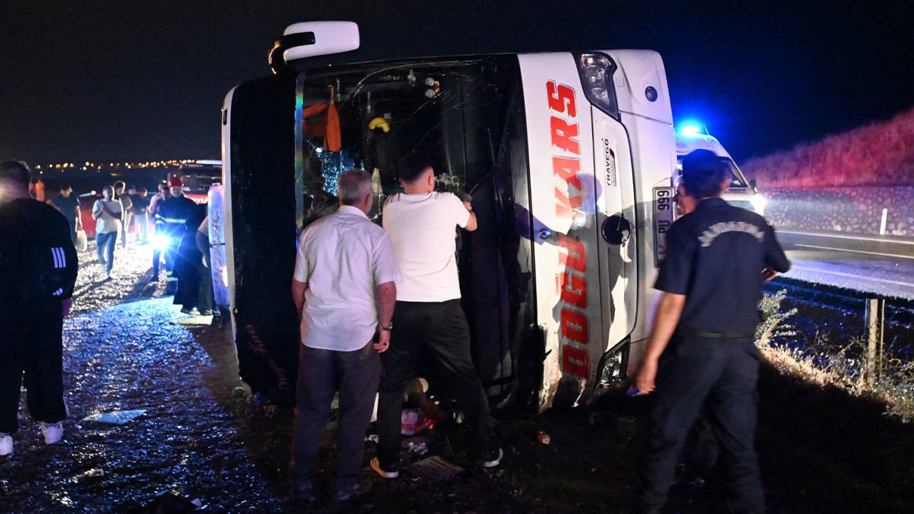 Yolcu otobüsü devrildi: 40 kişi yaralandı