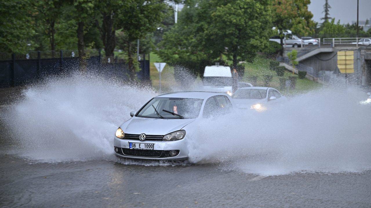 İyi ki haberli geldi: Ankara ve İstanbul’da caddeleri su bastı