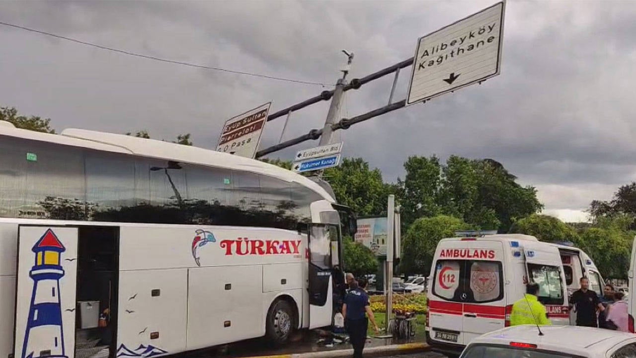Yolcu otobüsü otomobile çarptı: İkisi ağır 30 yaralı