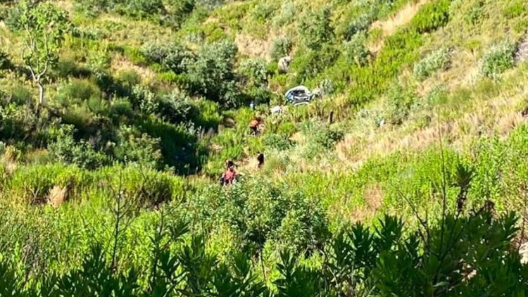 Katliam gibi kaza: Otomobil uçuruma yuvarlandı, beş kişi can verdi