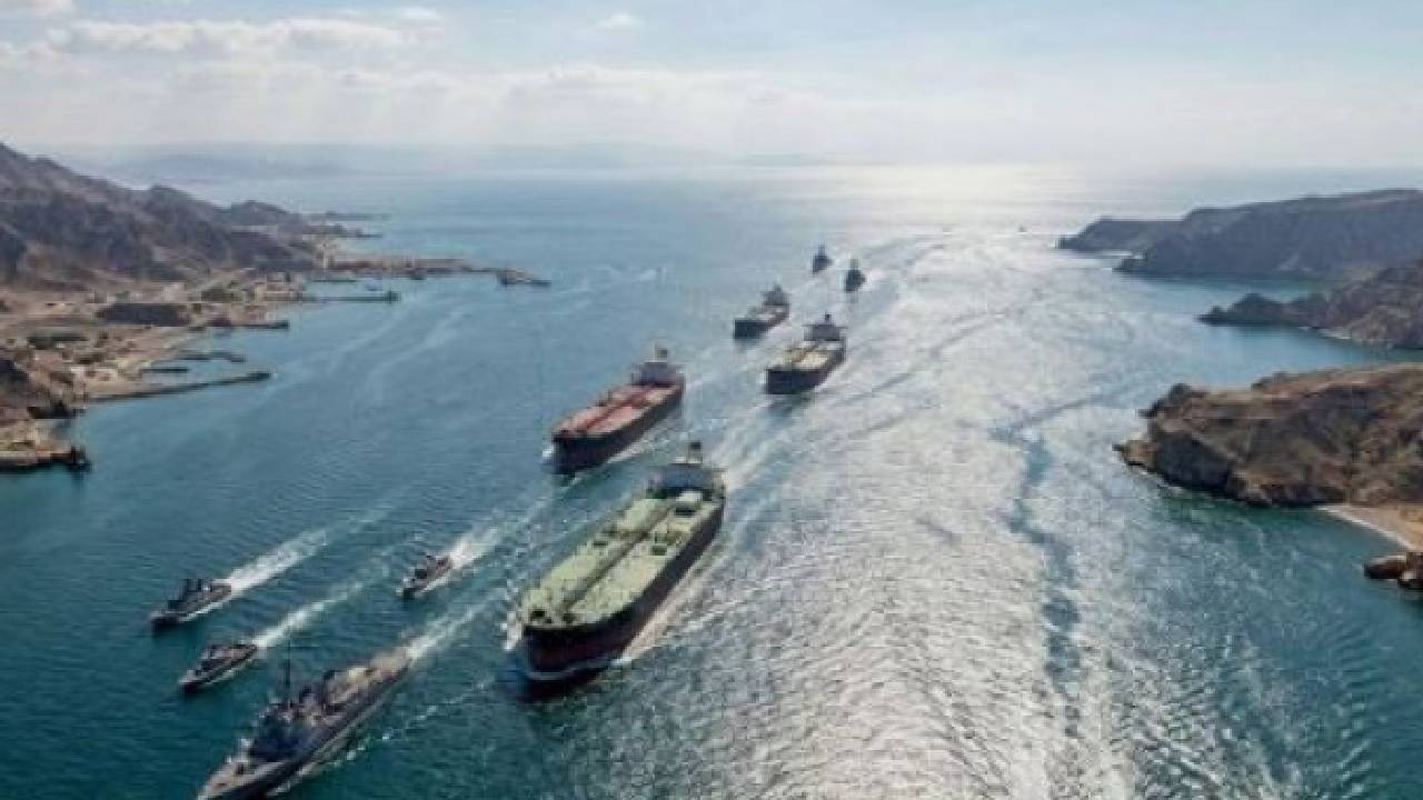 Hürmüz Boğazı’nda rota dışına çıkan tanker mayına çarparak patladı