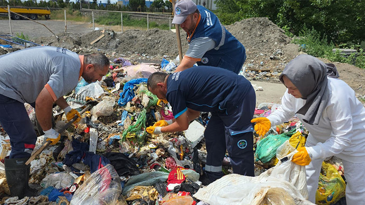 Çöp kamyonu altın dolu çantayı yükledi gitti