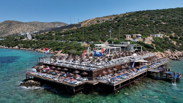Bodrum’da plajın hesaplısı: Deniz ücretsiz, lahmacun 250 TL, hamburger pizza 450 TL