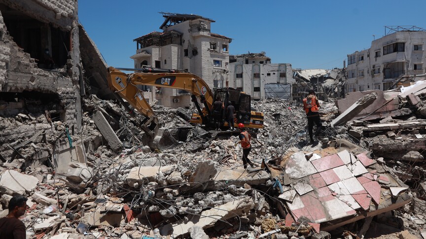 Gazze’de İsrail’in vurduğu bina enkazından iki aileden 99 cenaze çıkarıldı