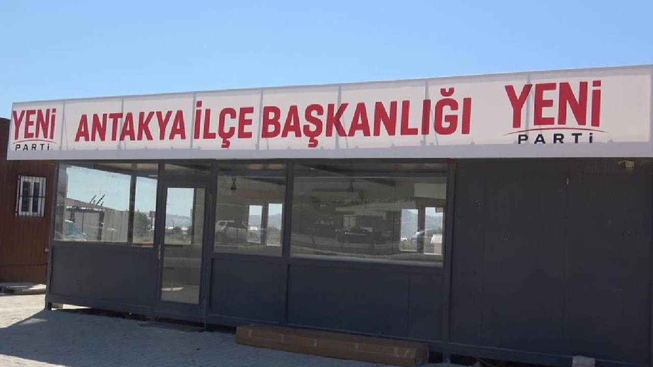 Yeni Parti’nin ilk tabelası Antakya’da konteyner’e asıldı
