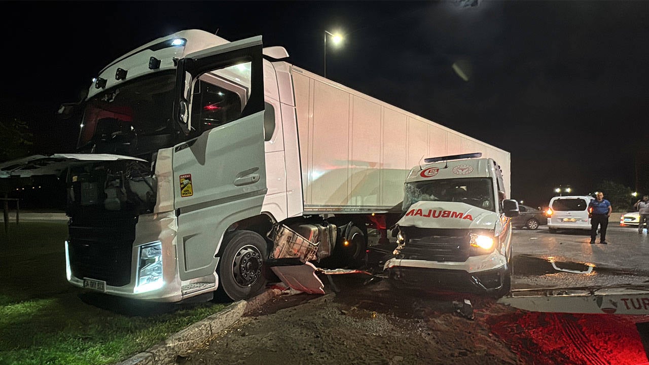 Samsun'da Tır ile Ambulans Çarpıştı: 6 Yaralı