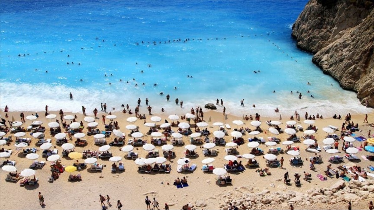Daha az turist dövizi geldi, daha çok turist dövizi gitti