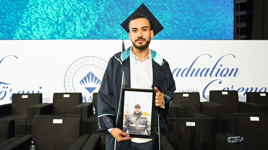 Lübnanlı genç diplomasını İsrail’in katlettiği ağabeyinin fotoğrafıyla aldı