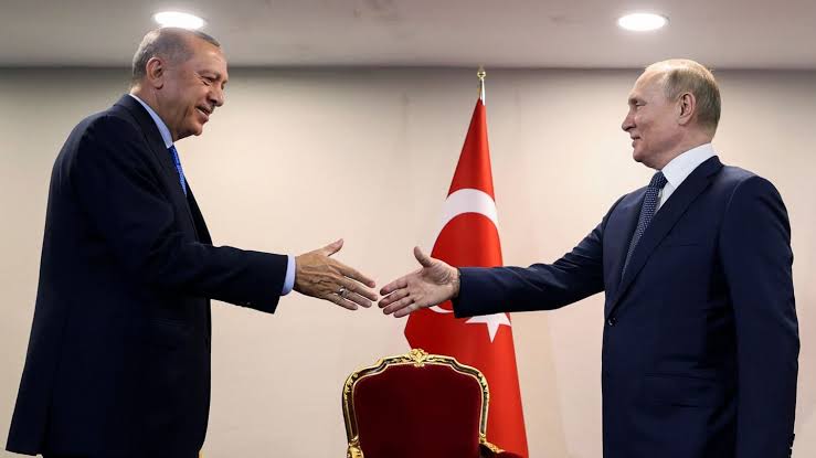 Hukuk ve demokrasi paranın umurunda olsaydı Rusya’ya gider miydi? Peki Türkiye’ye neden gelmiyor?