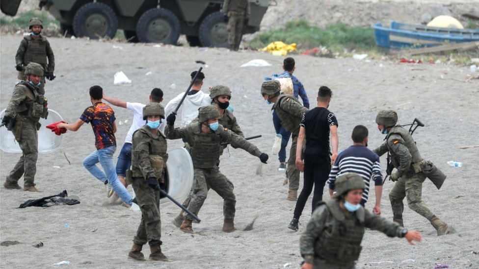 Devletlerin Elinde Minik Piyonlara Dönüşen İnsanlık
