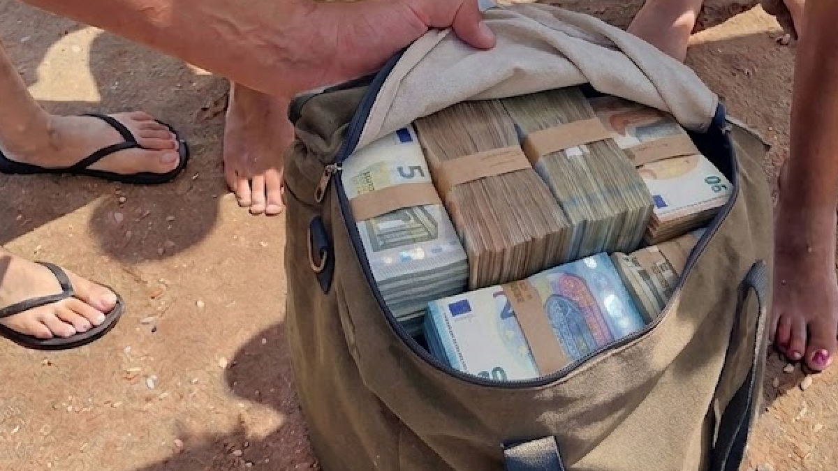 Kulaç atarken denizde 38 milyon lira buldular