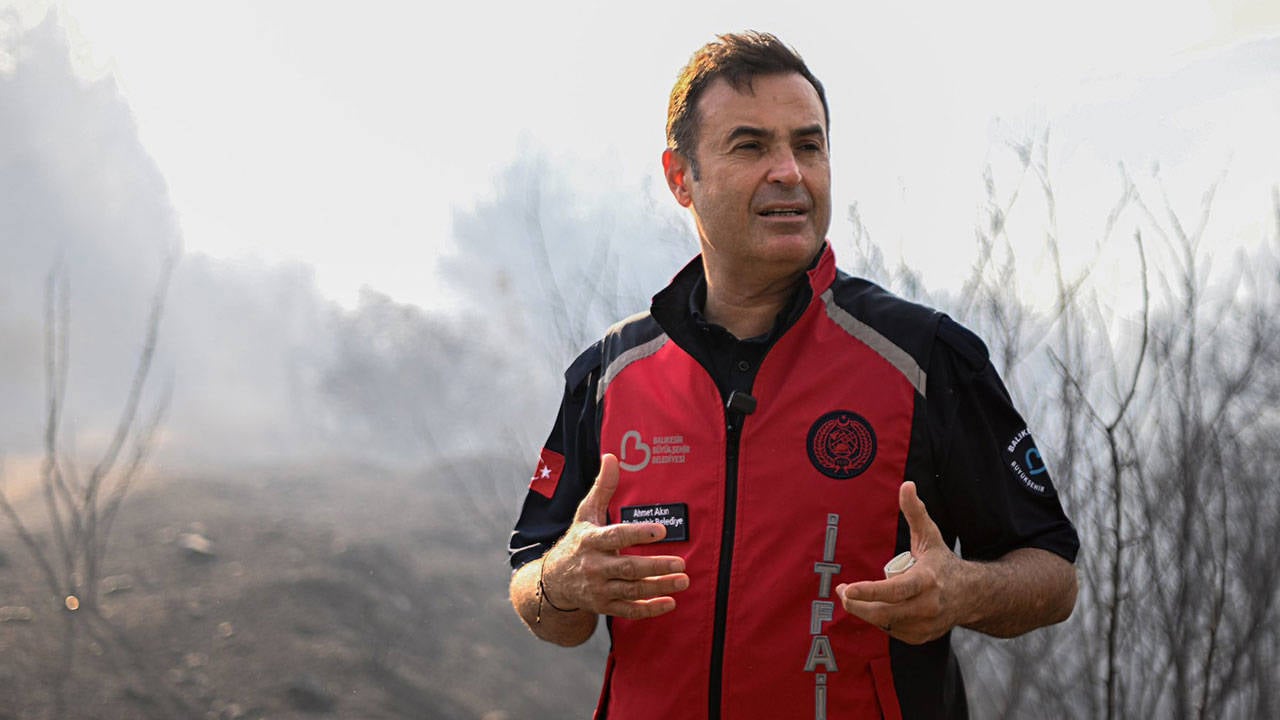 Balıkesir’de orman yangını: Başkan Akın’a kor parçası isabet etti