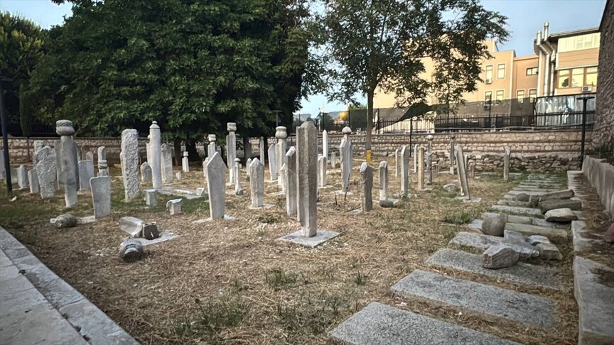 Tarihi hazirede yedi mezar taşını tahrip ettiler
