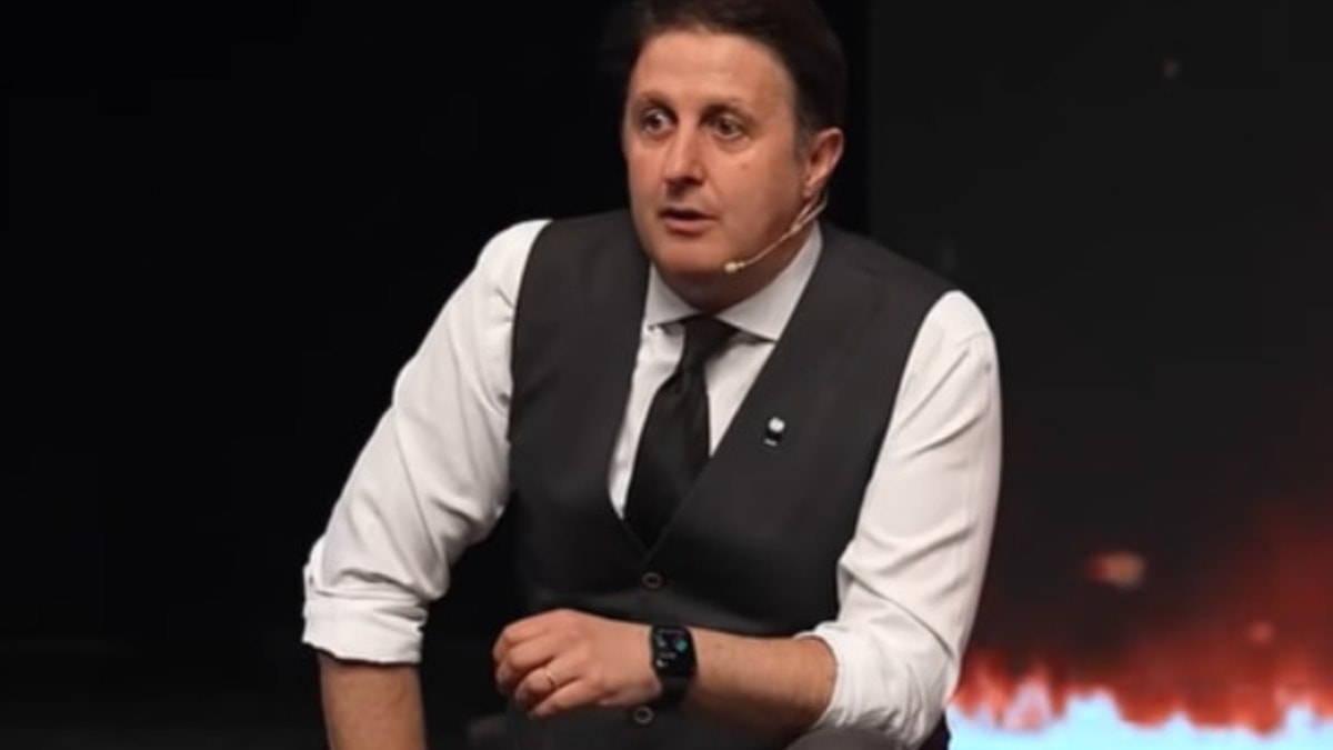 İlker Ayrık’tan üzen haber: Tüm gösterilerini iptal etti
