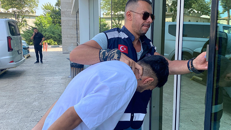 Kaynar kepçeyle kız arkadaşının kollarını yaktı