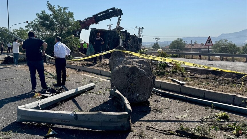 Yolcu otobüsü devrildi: 20 kişi yaralandı